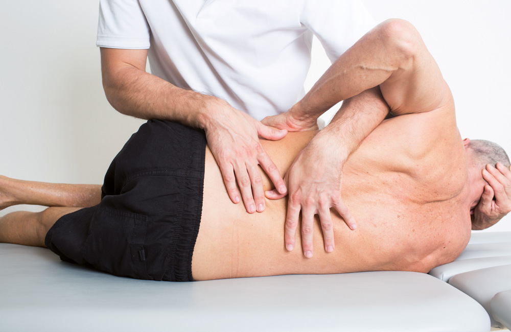 Physiotherapeutische Behandlung am Rücken bei Bandscheibenvorfall