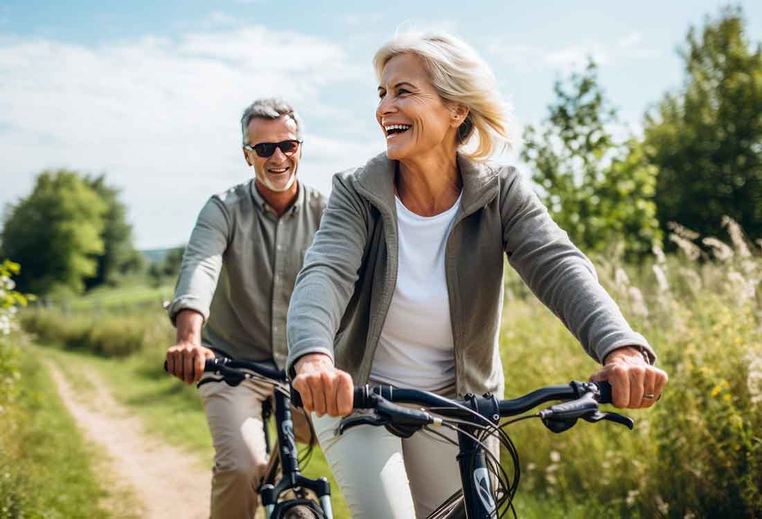 Älteres Paar fährt Fahrrad: Radfahren als Selbsthilfe bei Bandscheibenvorfall