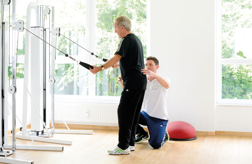 Medizinische Trainingstherapie am Gerät bei Bandscheibenvorfall im ZAR