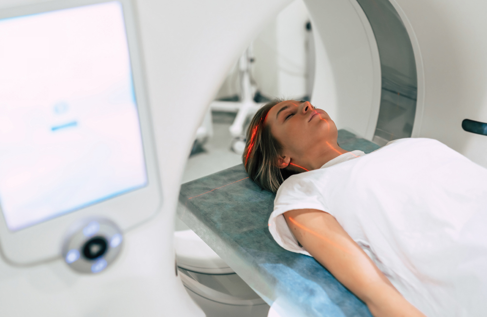 Patientin liegt während einer MRT-Untersuchung zur Diagnose von Epilepsie im Kernspintomografen
