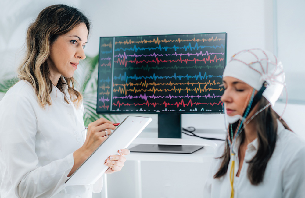 EEG-Untersuchung zur Diagnose von Epilepsie mit Ärztin und Patientin