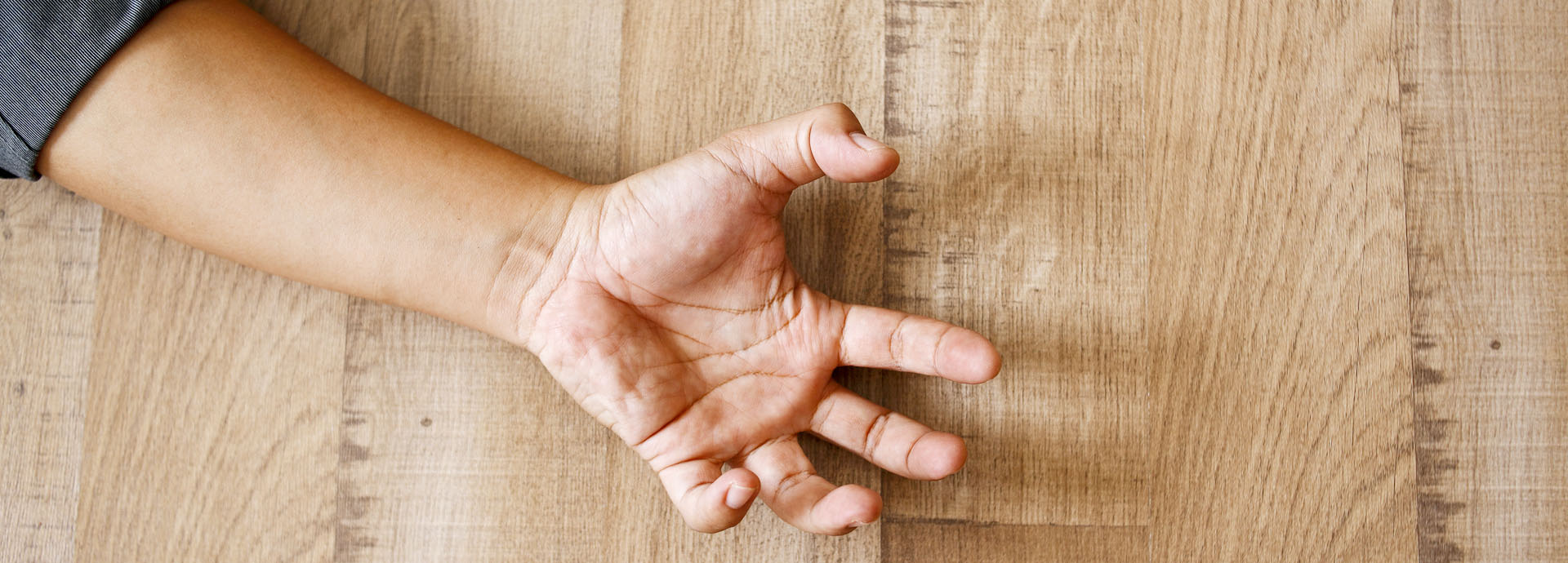 Verkrampfte Hand während eines Epilepsie-Anfalls.