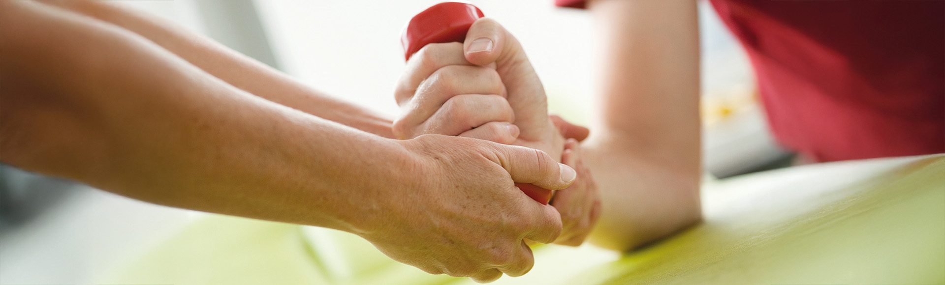 Handtherapie mit gezielter Greifübung während der Handrehabilitation