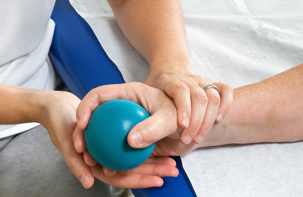 Handrehabilitation mit Therapieball zur Verbesserung der Handfunktion