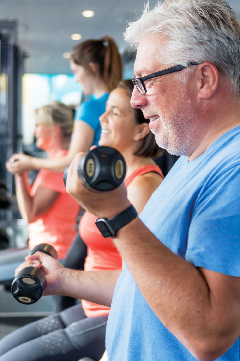 Herzpatienten beim Krafttraining in der kardiologischen Reha