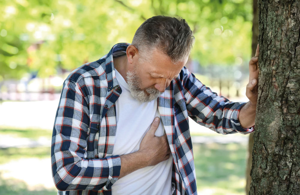 Mann mit akuten Brustschmerzen als Warnzeichen für Herzprobleme