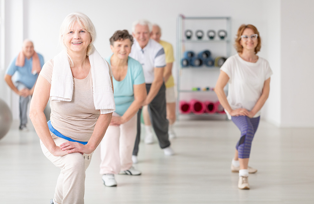 Seniorengruppe beim Bewegungstraining zur Herz-Rehabilitation