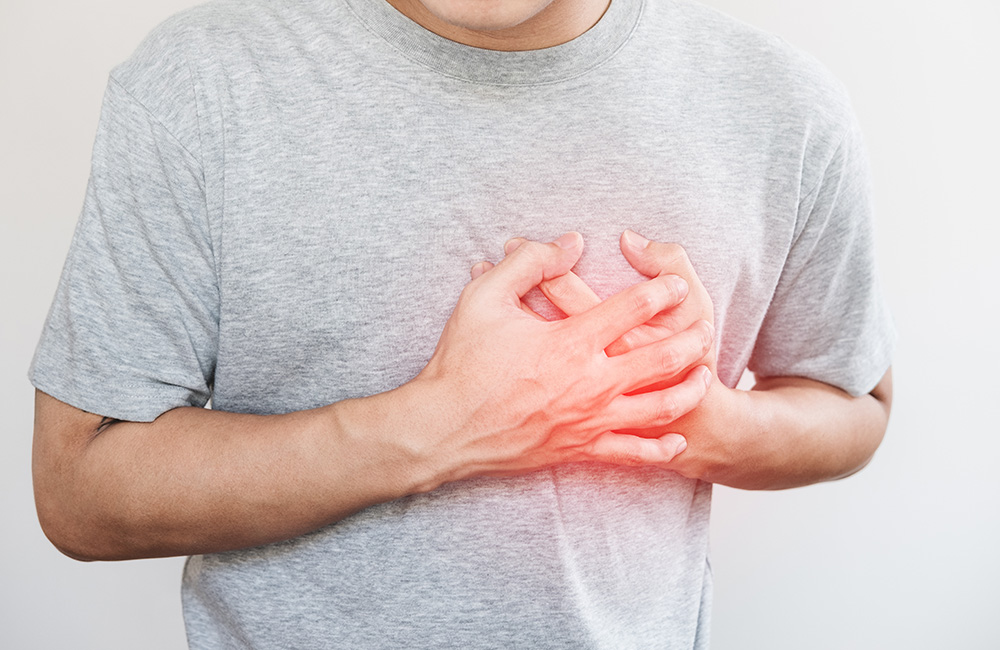 Mann mit Brustschmerzen als typisches Symptom einer koronaren Herzkrankheit