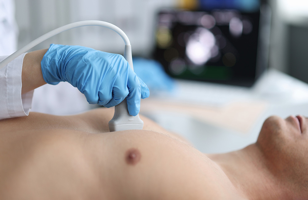 Ultraschalluntersuchung des Brustkorbs bei einem Patienten