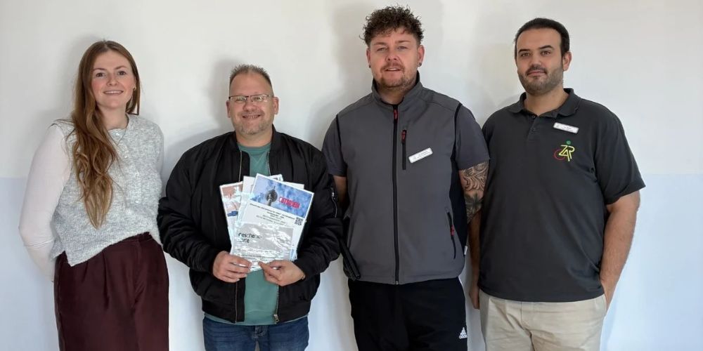 Gewinnübergabe zum 30-jährigen ZAR-Jubiläum im neuen ZAR Bochum: September-Gewinner Sven Gierse gemeinsam mit Kim Jarzombek, Martin Kuzniarek und Kerim Keskin.