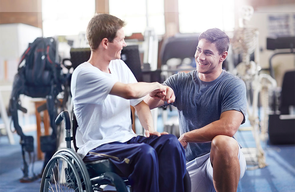 Reha-Training im Rollstuhl mit Therapeut in moderner Praxis