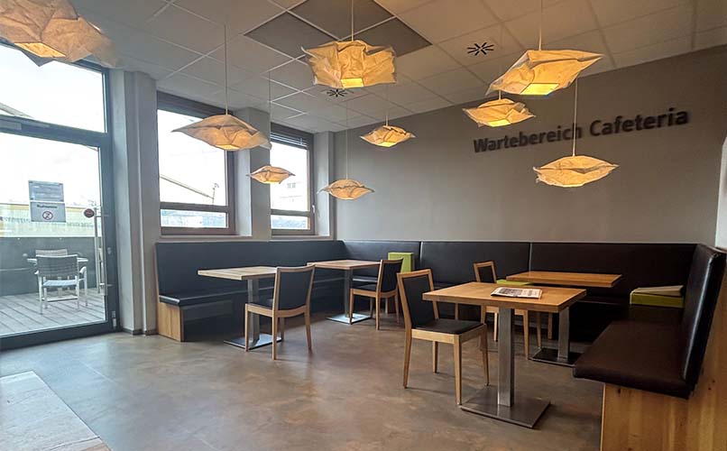 Cafeteria im ZAR Augsburg mit Zugang zur Außenterrasse.