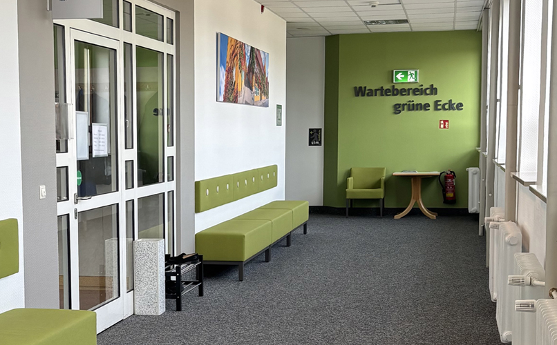 Grüner Wartebereich im ersten Obergeschoss des ZAR Augsburg