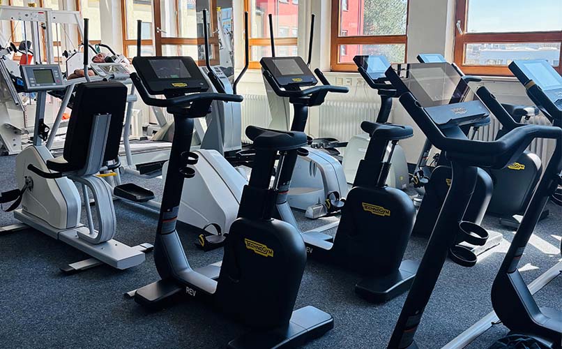 Trainingsraum mit modernen Geräten für medizinische Trainingstherapie.