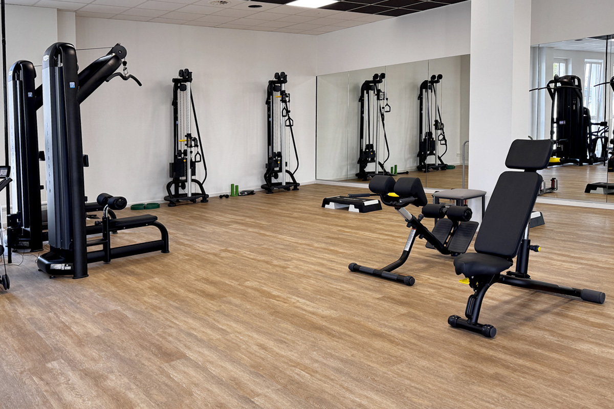 Trainingsraum mit modernen Geräten für medizinische Trainingstherapie.