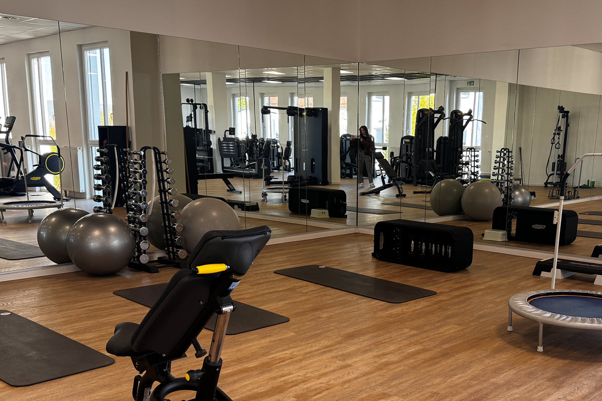 Trainingsraum mit modernen Geräten für medizinische Trainingstherapie.