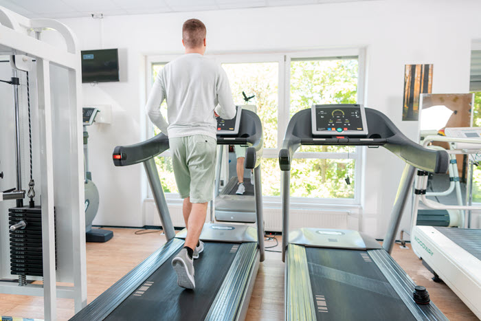 Mann trainiert auf einem Laufband in einem hellen Therapieraum – Teil der  Trainingstherapeutische Rehabilitations-Nachsorge (T-RENA) im ZAR GTZ