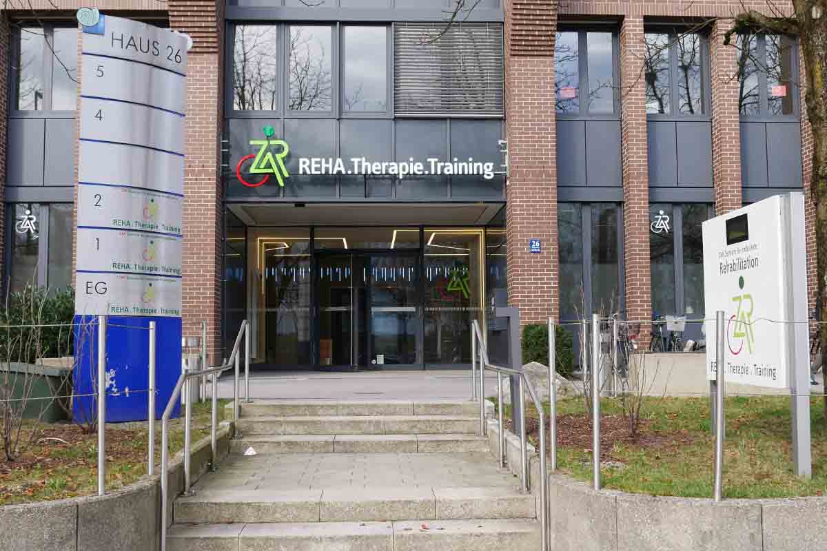 Eingangsbereich des ZAR München Süd - Ambulante Reha und mehr in Neuperlach