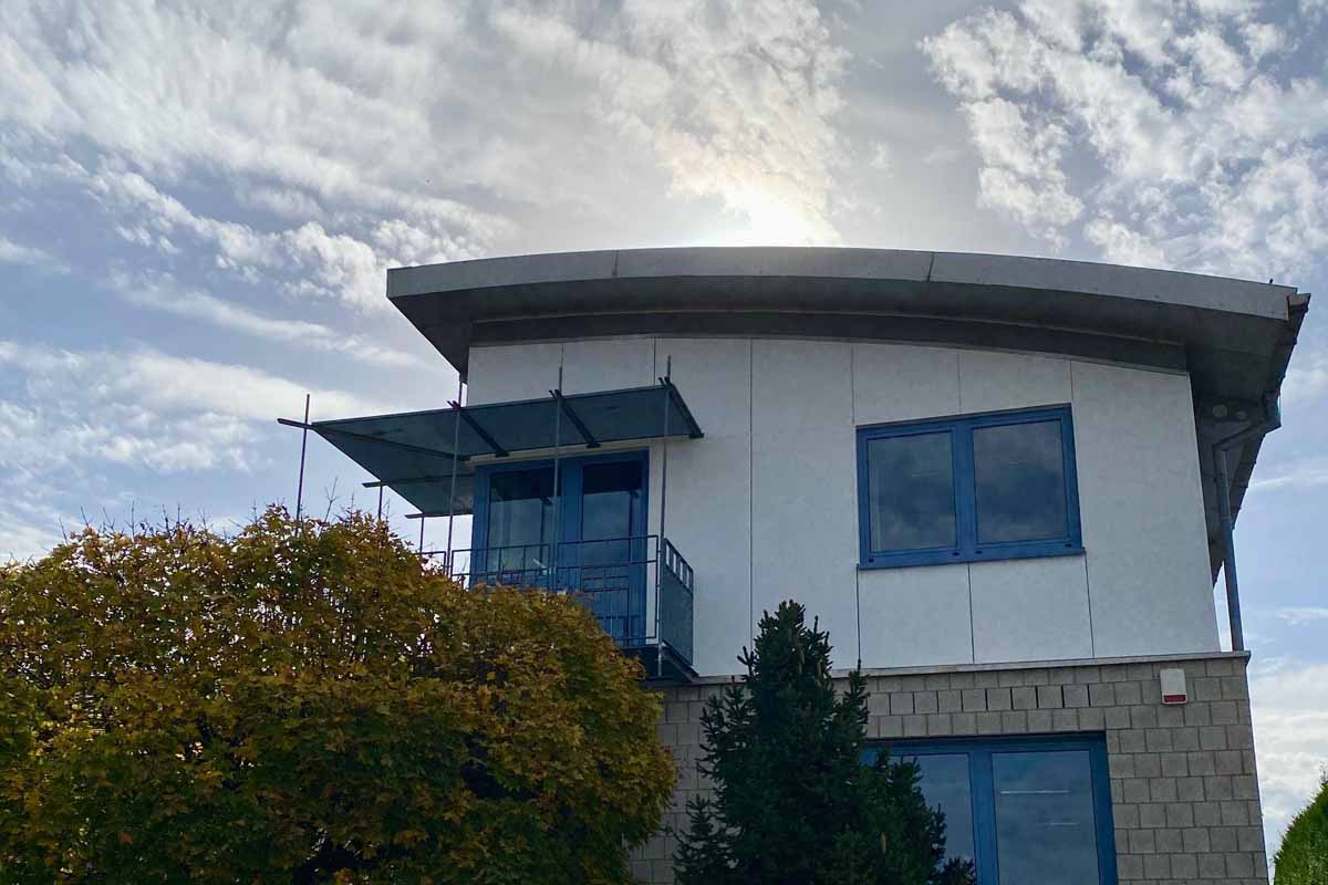 Außenansicht des Nanz Medico Consult Gebäudes in Vinningen an einem sonnigen Tag.