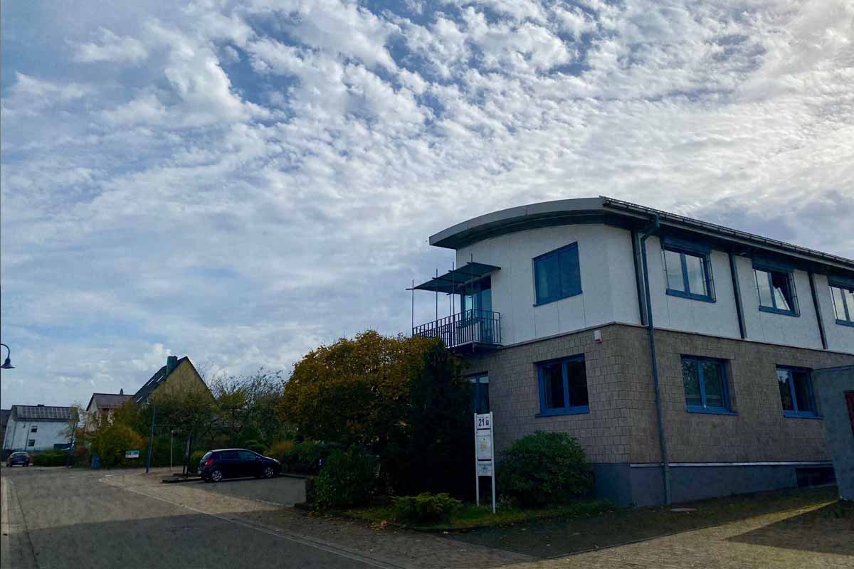 Seitenansicht des Nanz Medico Consult Gebäudes in Vinningen.