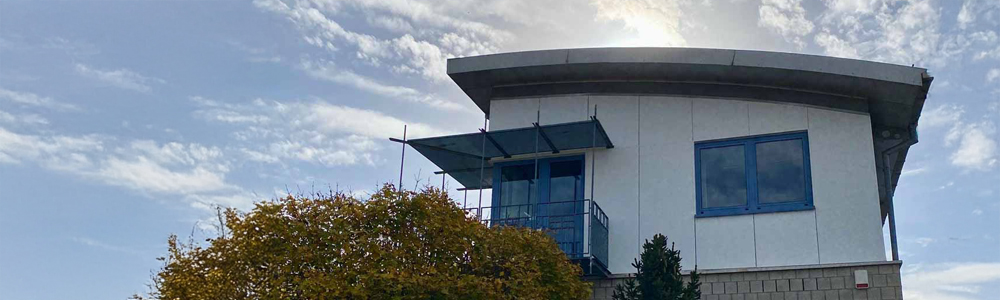 Auschnitt der Außenansicht des Nanz Medico Consult Gebäudes in Vinningen.