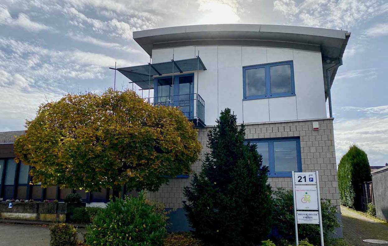 Außenansicht des Nanz medico Consult Gebäudes in Vinningen bei strahlender Sonne