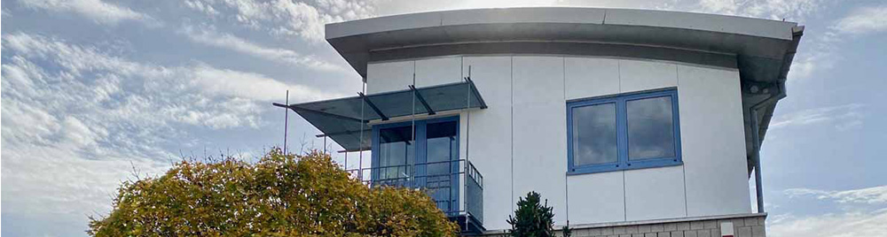 Auschnitt der Außenansicht des Nanz Medico Consult Gebäudes in Vinningen.