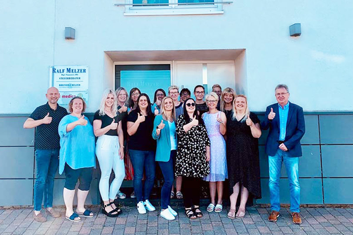 Gruppenfoto des 12-köpfigen Teams vor dem Gebäude in Vinningen.