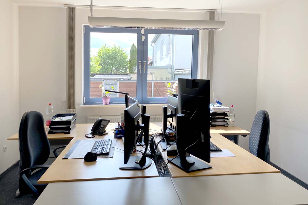 Blick in ein Büro mit zwei Arbeitsplätzen bei der Nanz medico Consult in Vinningen.