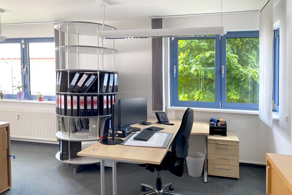 Blick auf einen Arbeitsplatz bei der Nanz medico Consult in Vinningen.