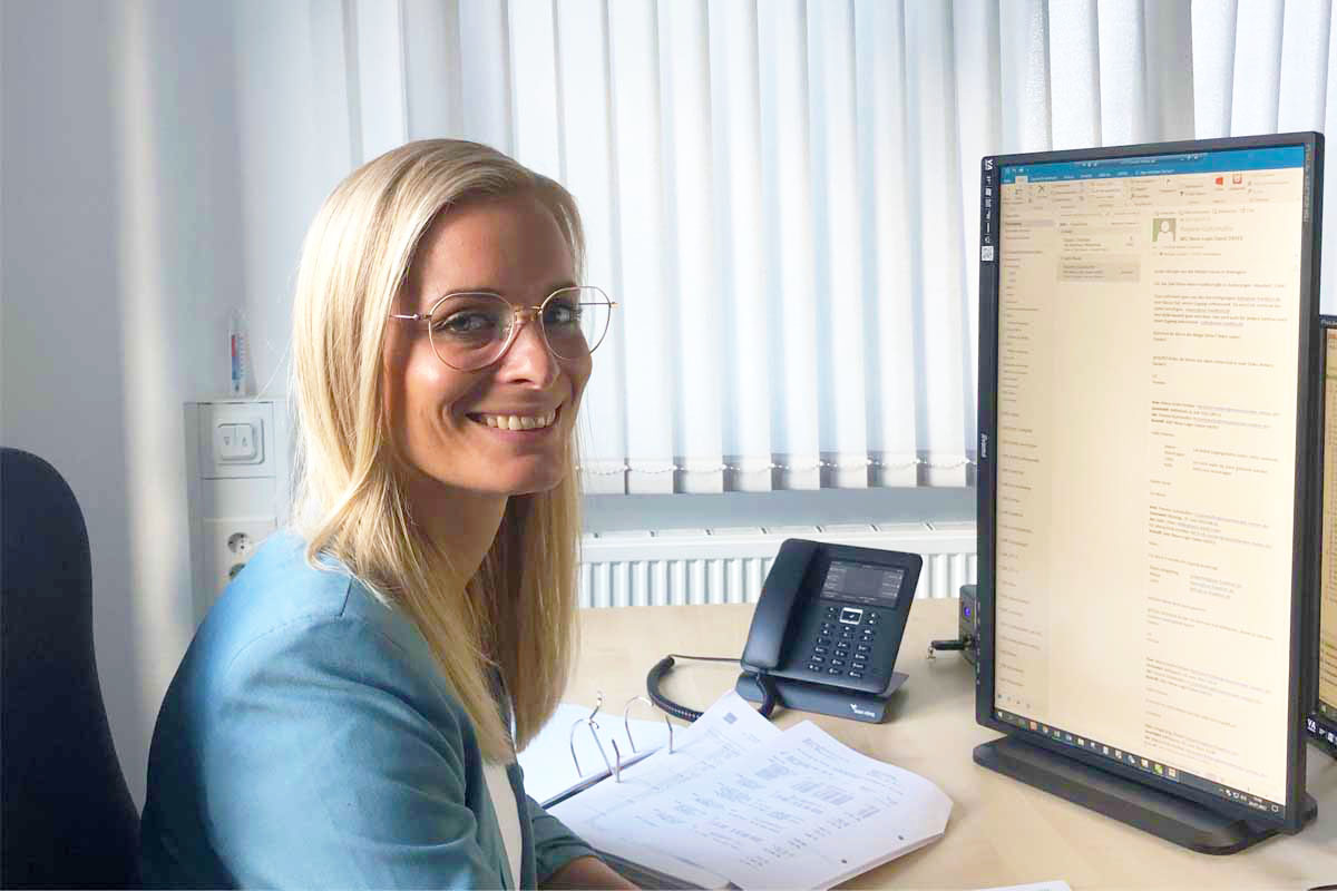 Mitarbeiterin der Nanz medico Consult bei der Buchhaltungsarbeit.