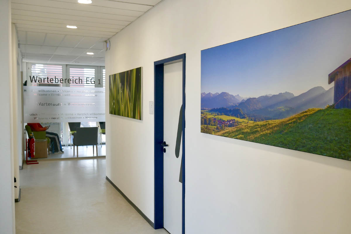 Flur und Wartebereich in unserem ZAR in Ottobrunn