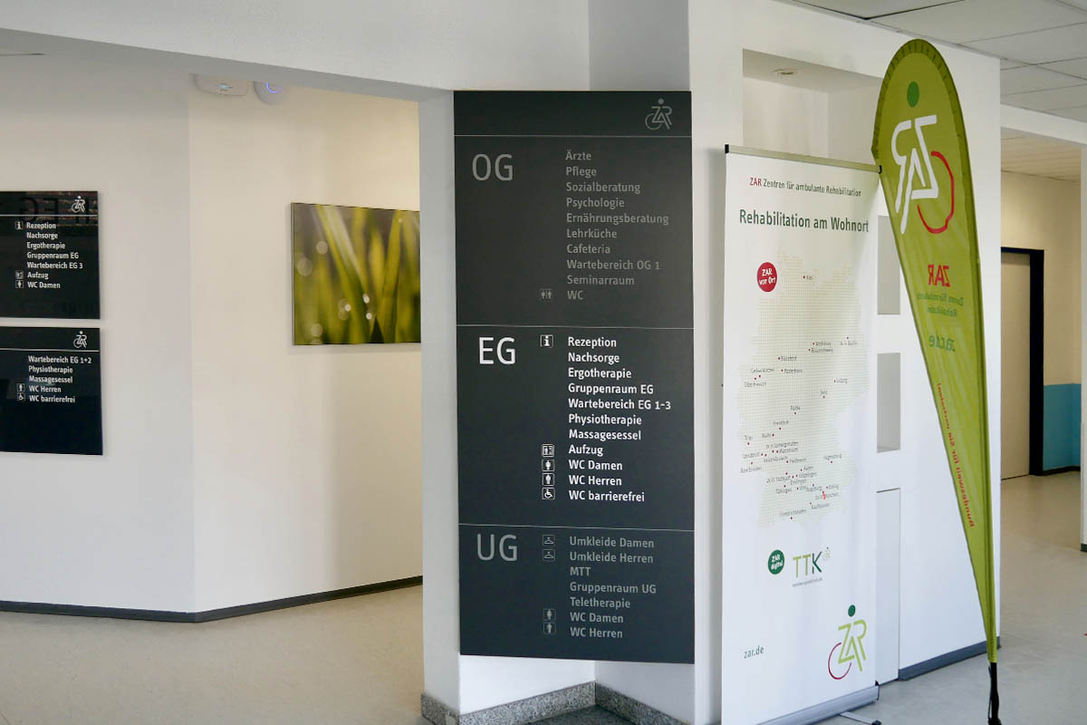 Empfangsbereich im ZAR Ottobrunn - hier heißen wir Sie willkommen für Reha, Therapie & Training