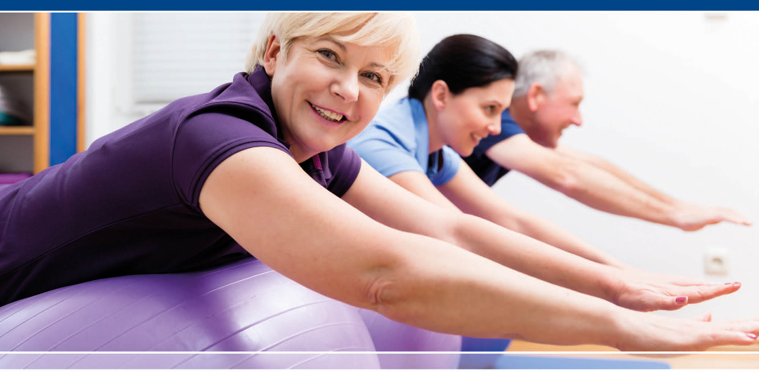 Gruppe von Personen macht Übungen mit Gymnastikbällen, lächelnd im Vordergrund.