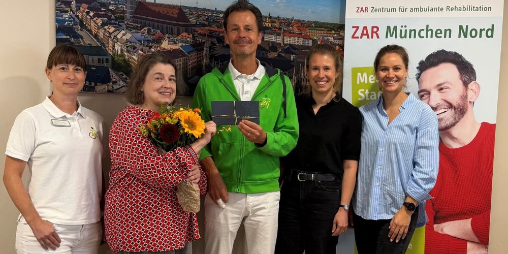 Gewinnübergabe im ZAR München Nord: Gewinnerin gewinnt einen Aufenthalt im Nells Park Hotel in Trier beim ZAR-Jubiläumsgewinnspiel 2026